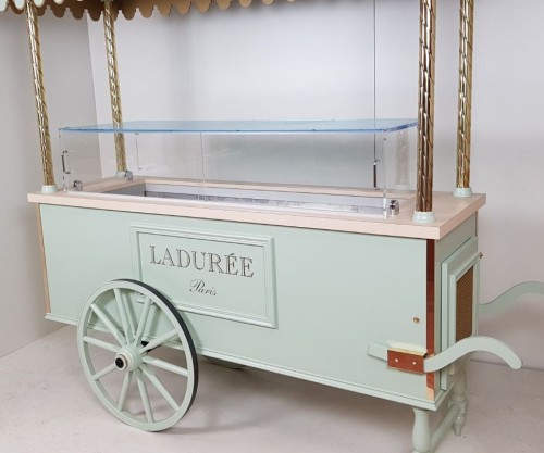 Chariot a macarons LADUREE .jpg